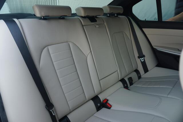 BMW 3-SERIE Sedan 320e Trekhaak / Hifi / Schuif- Kanteldak / Stoelverwarming | Easter