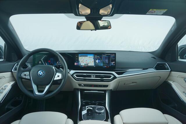 BMW 3-SERIE Sedan 320e Trekhaak / Hifi / Schuif- Kanteldak / Stoelverwarming | Easter