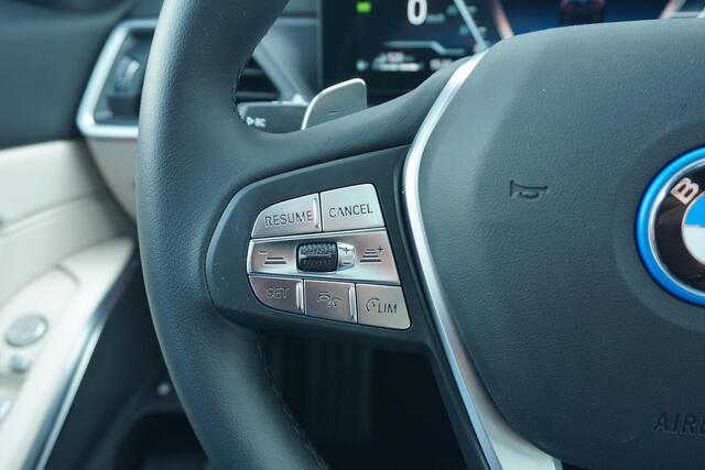 BMW 3-SERIE Sedan 320e Trekhaak / Hifi / Schuif- Kanteldak / Stoelverwarming | Easter