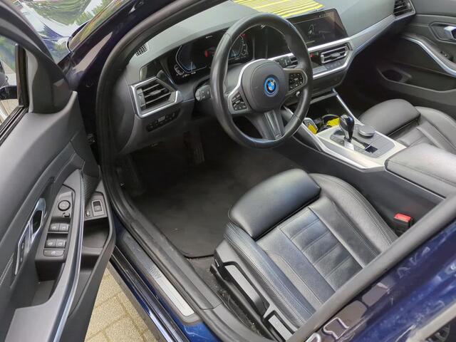 BMW 3-SERIE Touring 320e Business Edition Plus NL AUTO | LEDER | STOELVERW | CARPLAY |