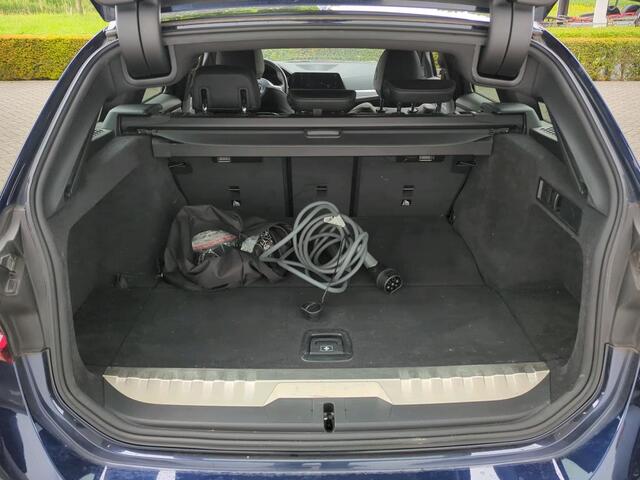 BMW 3-SERIE Touring 320e Business Edition Plus NL AUTO | LEDER | STOELVERW | CARPLAY |