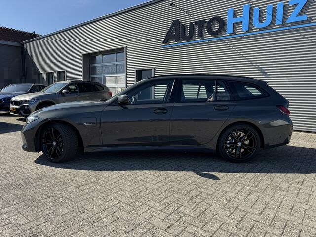 BMW 3-SERIE Touring 330e M Sport Trekhaak 19 Inch Carplay Achteruitrijcamera M Performance Stoelen Head-Up Display Dravit Grau Metallic Keyless Entry