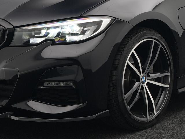 BMW 3-SERIE 320e M Sport Shadow Plug In Hybrid PHEV | Alcantara Sportstoelen Verwarmd | Sfeerverlichting | 19"L.M | Virtual | Apple Carplay | DAB | Navi Full Map |
