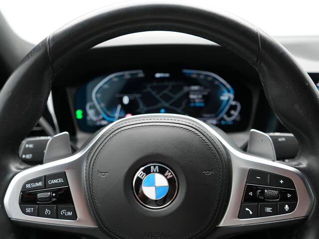 BMW 3-SERIE 320e M Sport Shadow Plug In Hybrid PHEV | Alcantara Sportstoelen Verwarmd | Sfeerverlichting | 19"L.M | Virtual | Apple Carplay | DAB | Navi Full Map |