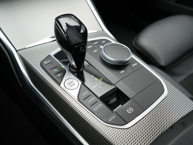 BMW 3-SERIE 320e M Sport Shadow Plug In Hybrid PHEV | Alcantara Sportstoelen Verwarmd | Sfeerverlichting | 19"L.M | Virtual | Apple Carplay | DAB | Navi Full Map |