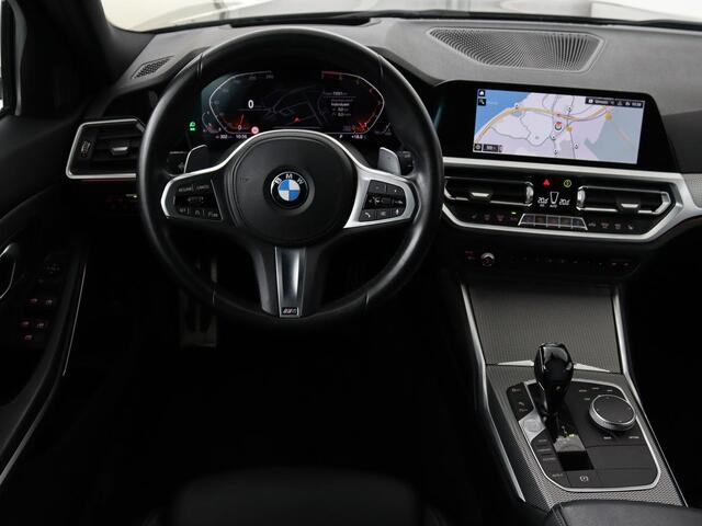 BMW 3-SERIE 320i M Sport | Panoramadak | Head-Up | Leder | Stoelverwarming | Camera | Carplay | Live Cockpit | Sportstoelen | Navigatie | Full LED