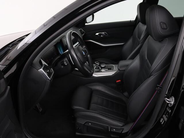 BMW 3-SERIE 320i M Sport | Panoramadak | Head-Up | Leder | Stoelverwarming | Camera | Carplay | Live Cockpit | Sportstoelen | Navigatie | Full LED