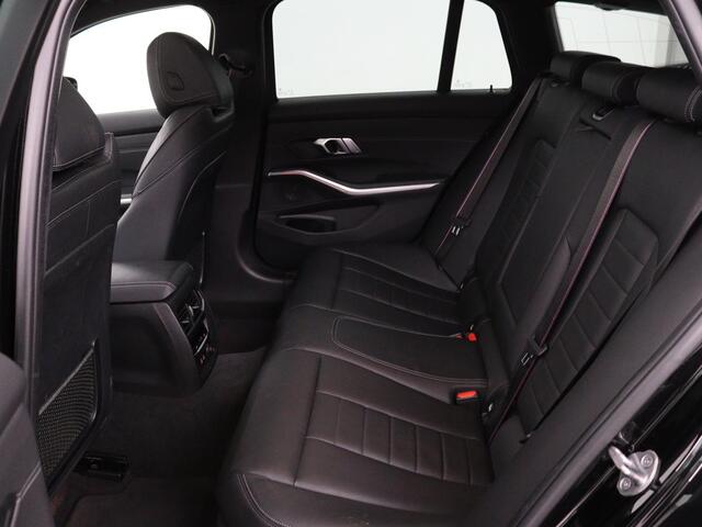 BMW 3-SERIE 320i M Sport | Panoramadak | Head-Up | Leder | Stoelverwarming | Camera | Carplay | Live Cockpit | Sportstoelen | Navigatie | Full LED