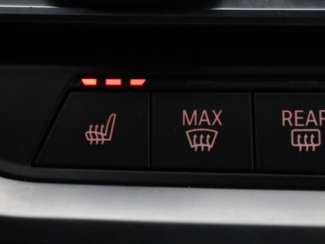 BMW 3-SERIE 320i M Sport | Panoramadak | Head-Up | Leder | Stoelverwarming | Camera | Carplay | Live Cockpit | Sportstoelen | Navigatie | Full LED