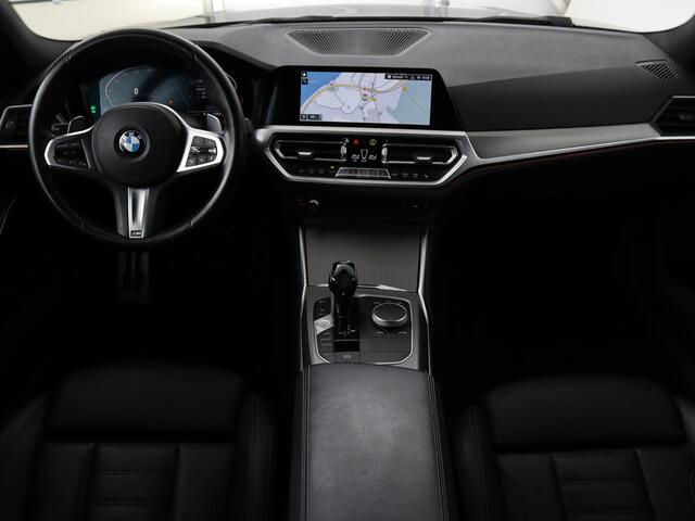 BMW 3-SERIE 320i M Sport | Panoramadak | Head-Up | Leder | Stoelverwarming | Camera | Carplay | Live Cockpit | Sportstoelen | Navigatie | Full LED