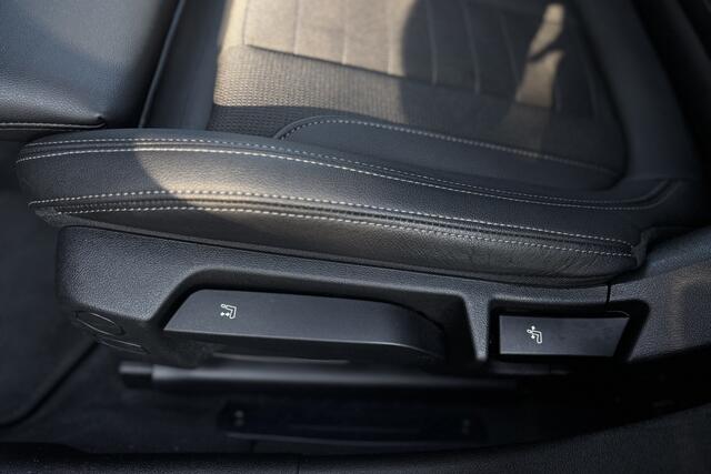 BMW 3-SERIE Touring 330e xDrive | Panodak | Harman Kardon | Camera | Stoel + Stuurverwarming | Facelift | 19" Breedset