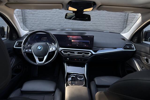 BMW 3-SERIE Touring 330e xDrive | Panodak | Harman Kardon | Camera | Stoel + Stuurverwarming | Facelift | 19" Breedset