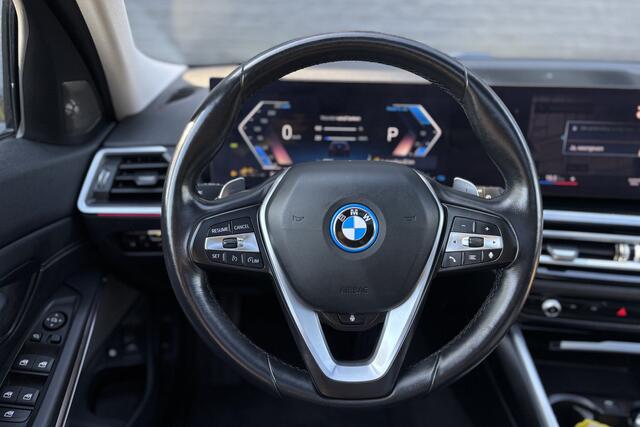 BMW 3-SERIE Touring 330e xDrive | Panodak | Harman Kardon | Camera | Stoel + Stuurverwarming | Facelift | 19" Breedset
