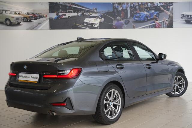 BMW 3-SERIE Sedan 318i Executive Edition | Navigatie | DAB Radio | Climate Control
