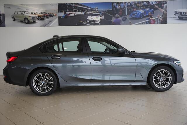 BMW 3-SERIE Sedan 318i Executive Edition | Navigatie | DAB Radio | Climate Control