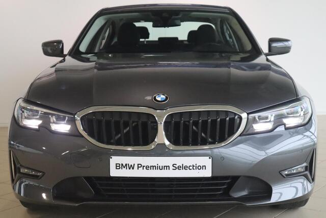 BMW 3-SERIE Sedan 318i Executive Edition | Navigatie | DAB Radio | Climate Control