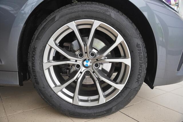 BMW 3-SERIE Sedan 318i Executive Edition | Navigatie | DAB Radio | Climate Control