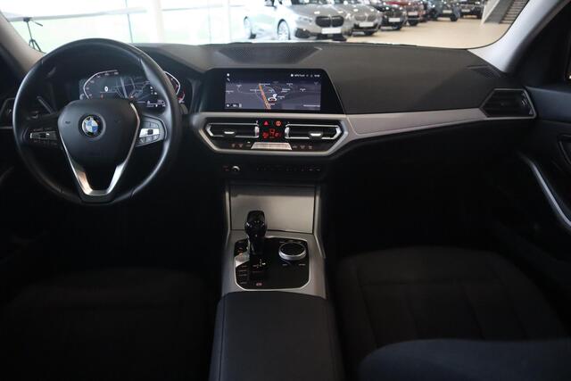BMW 3-SERIE Sedan 318i Executive Edition | Navigatie | DAB Radio | Climate Control