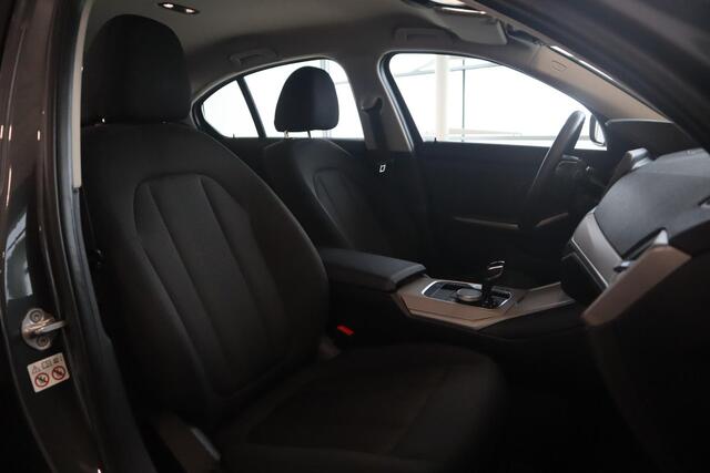 BMW 3-SERIE Sedan 318i Executive Edition | Navigatie | DAB Radio | Climate Control