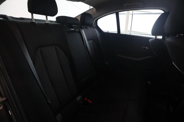 BMW 3-SERIE Sedan 318i Executive Edition | Navigatie | DAB Radio | Climate Control