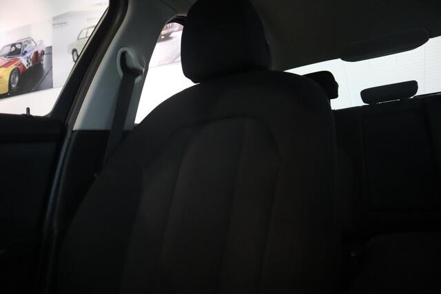 BMW 3-SERIE Sedan 318i Executive Edition | Navigatie | DAB Radio | Climate Control