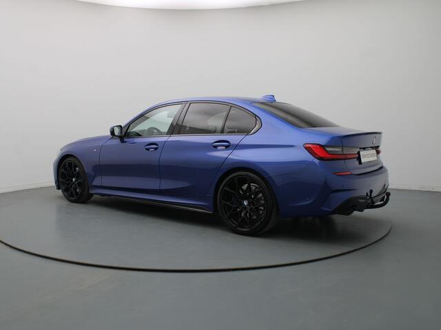 BMW 3-SERIE 184pk 320i High Executive Camera | Adapt. Cruise | Navi | Parkeersens. v+a | Stoel-/stuurverw. | Trekhaak