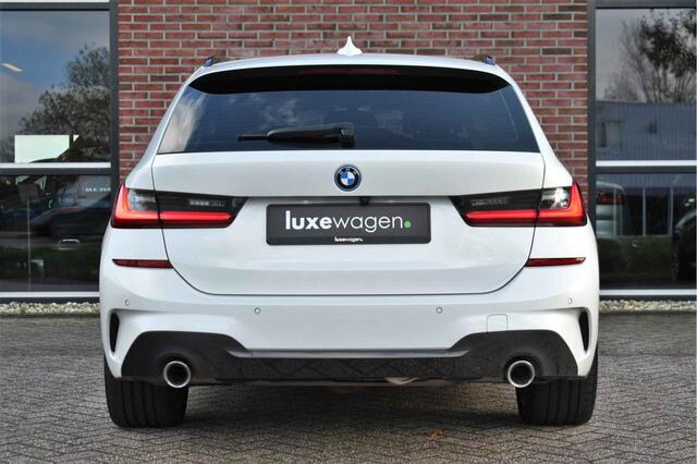BMW 3-SERIE Touring 330e M-Sport Pano Trekhaak H/K 19inch