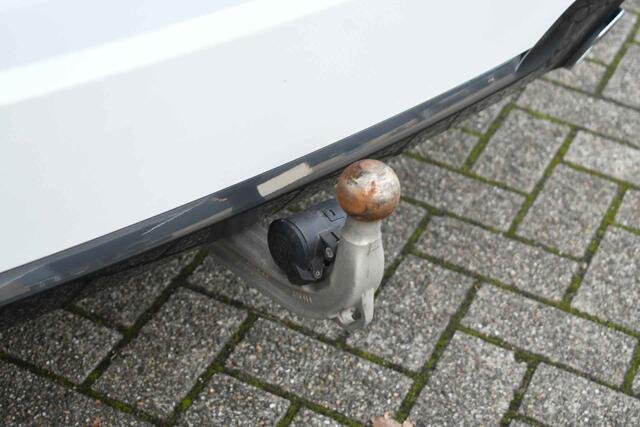 BMW 3-SERIE Touring 330e M-Sport Pano Trekhaak H/K 19inch