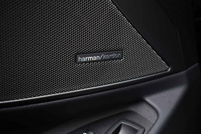 BMW 3-SERIE Touring 330e M-Sport Pano Trekhaak H/K 19inch