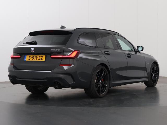 BMW 3-SERIE Touring 330e High Executive M-Sport | Panoramadak | Adaptief Onderstel | Standkachel | Sportstoelen | Ele.verstelbare stoelen + Geheugen | HUD | Adaptieve Cruise Control | Stuur/Stoelverwarming | Ele.wegklapbare Trekhaak | Laser Licht |