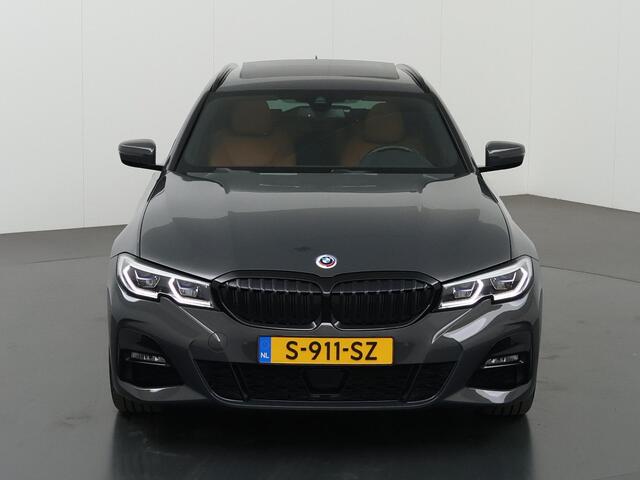 BMW 3-SERIE Touring 330e High Executive M-Sport | Panoramadak | Adaptief Onderstel | Standkachel | Sportstoelen | Ele.verstelbare stoelen + Geheugen | HUD | Adaptieve Cruise Control | Stuur/Stoelverwarming | Ele.wegklapbare Trekhaak | Laser Licht |