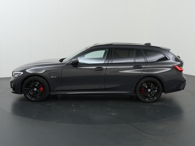 BMW 3-SERIE Touring 330e High Executive M-Sport | Panoramadak | Adaptief Onderstel | Standkachel | Sportstoelen | Ele.verstelbare stoelen + Geheugen | HUD | Adaptieve Cruise Control | Stuur/Stoelverwarming | Ele.wegklapbare Trekhaak | Laser Licht |