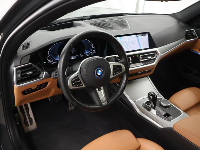 BMW 3-SERIE Touring 330e High Executive M-Sport | Panoramadak | Adaptief Onderstel | Standkachel | Sportstoelen | Ele.verstelbare stoelen + Geheugen | HUD | Adaptieve Cruise Control | Stuur/Stoelverwarming | Ele.wegklapbare Trekhaak | Laser Licht |