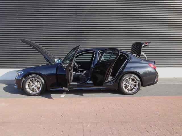 BMW 3-SERIE 330e eDrive Edition | Sport Line | Clima | Cruise | Navi | Leder | LED | Stoelverw. | PDC V+A | Carplay | Keyless |