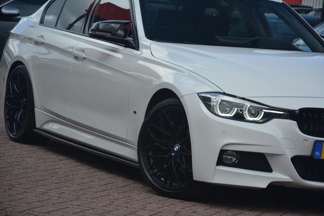 BMW 3-SERIE 330e M Sport | Navigatie | Carplay | Sportstoelen | Camera | Sterrenhemel | Stoelverwarming | Uitstraling!! |