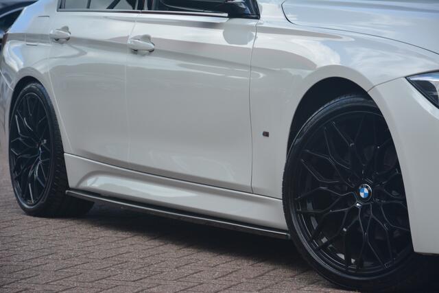 BMW 3-SERIE 330e M Sport | Navigatie | Carplay | Sportstoelen | Camera | Sterrenhemel | Stoelverwarming | Uitstraling!! |