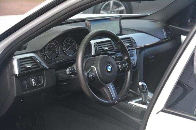 BMW 3-SERIE 330e M Sport | Navigatie | Carplay | Sportstoelen | Camera | Sterrenhemel | Stoelverwarming | Uitstraling!! |
