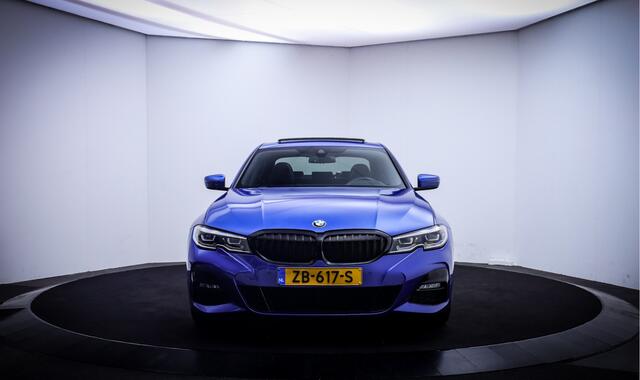 BMW 3-SERIE 330iA M-SPORT Edition SCHUIFDAK | HARMAN KARDON | HEAD UP | MEMORY | CAMERA | STUUR+STOELVERW. | CARPLAY | NAVI | LMV 19''
