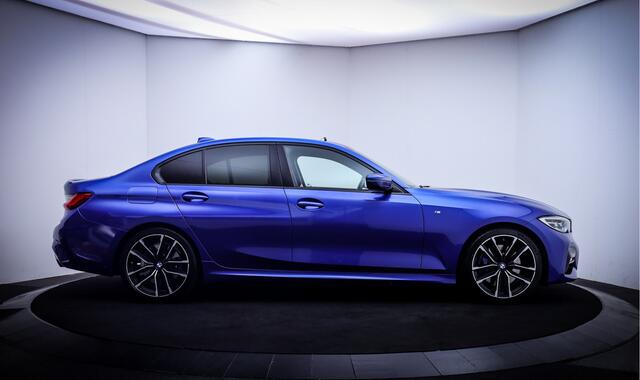 BMW 3-SERIE 330iA M-SPORT Edition SCHUIFDAK | HARMAN KARDON | HEAD UP | MEMORY | CAMERA | STUUR+STOELVERW. | CARPLAY | NAVI | LMV 19''