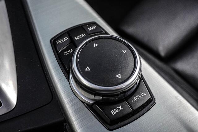 BMW 3-SERIE 330e Centennial High Executive | M Pakket | 252 PK | Navigatie | Lichtmetalen velgen | Voorstoelen verwarmd | Cruise control | 12 Maand Bovag garantie