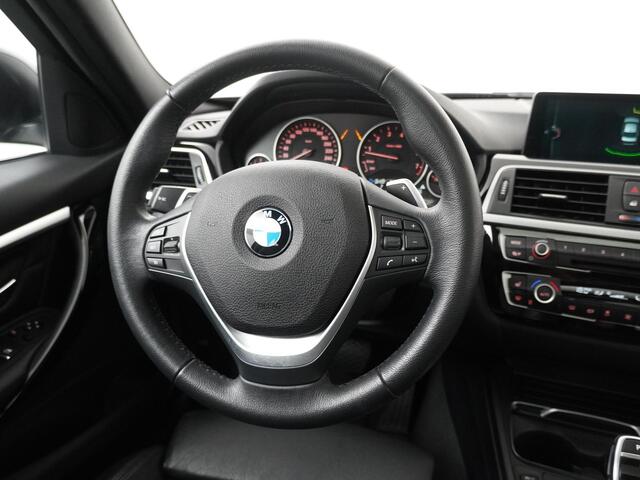 BMW 3-SERIE 320i Corporate Lease High Executive | Luxury Line | Trekhaak | Head-up | Glazendak | Comfort Acces |