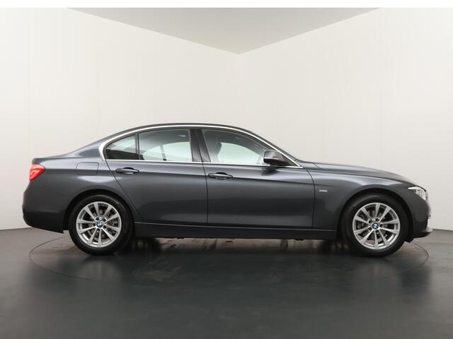 BMW 3-SERIE 320i Corporate Lease High Executive | Luxury Line | Trekhaak | Head-up | Glazendak | Comfort Acces |
