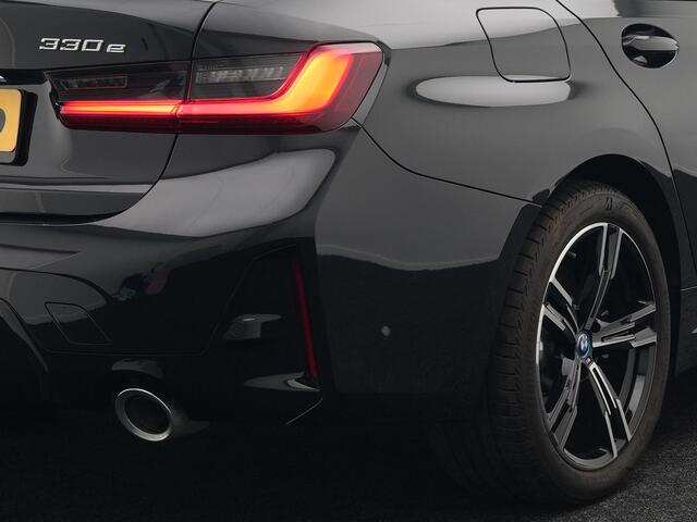 BMW 3-SERIE 330e M Sport Plug In Hybrid 293pk PHEV | Widescreen Navi |Head Up | Alcantara Sportstoelen Verwarmd | Sfeerverlichting | Camera | BLIS | Keyless |