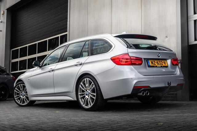 BMW 3-SERIE Touring 330i 252 pk Centennial High Executive M-Sportpakket / NL-Auto/ Pano-Dak/ Keyless/ Head-Up/ 360-Camera/ Sport-Stoelen/ Stoel.Verw/ Led-Xenon/ 19'' LMV
