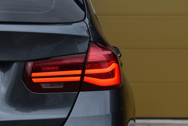 BMW 3-SERIE Touring 318i M Sport * M Sportpakket * Leder * Stoelverwarming * Navigatie Professional * LED * PDC *