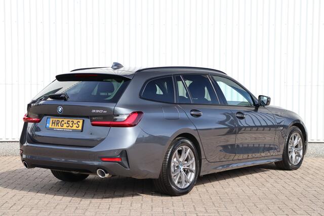 BMW 3-SERIE Touring 330e Sportline | Sportstoelen | Shadowline | Navigatie | Trekhaak | Stoelverwarming