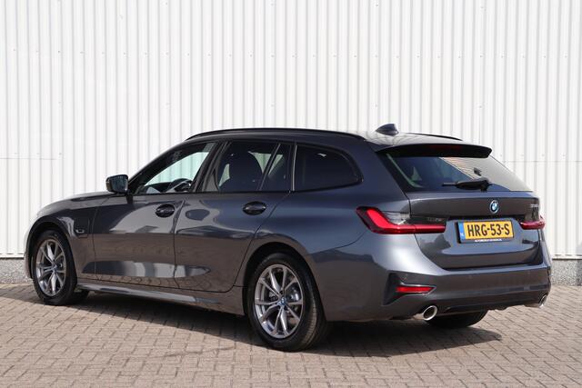 BMW 3-SERIE Touring 330e Sportline | Sportstoelen | Shadowline | Navigatie | Trekhaak | Stoelverwarming
