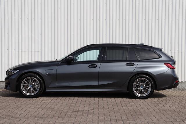 BMW 3-SERIE Touring 330e Sportline | Sportstoelen | Shadowline | Navigatie | Trekhaak | Stoelverwarming