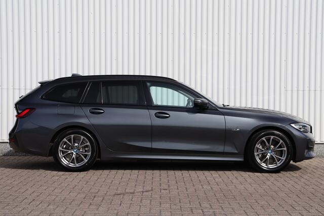 BMW 3-SERIE Touring 330e Sportline | Sportstoelen | Shadowline | Navigatie | Trekhaak | Stoelverwarming