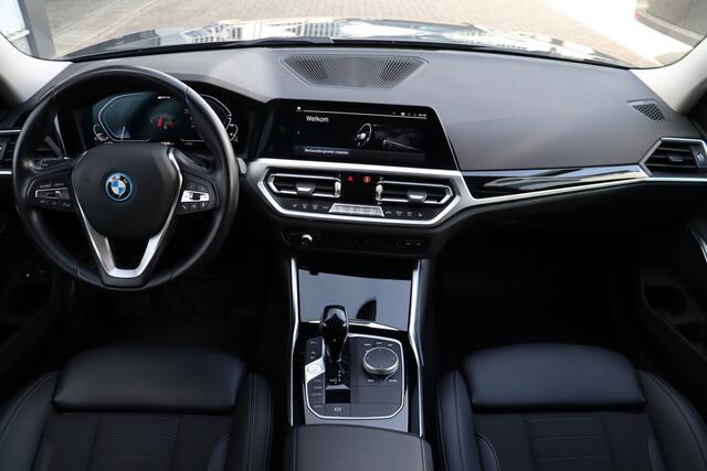 BMW 3-SERIE Touring 330e Sportline | Sportstoelen | Shadowline | Navigatie | Trekhaak | Stoelverwarming
